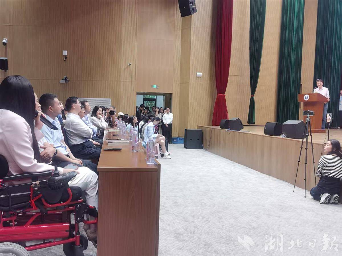 4月19日，江汉大学“阅读，抵达世界的另一种方式”主题分享会现场。湖北日报全媒记者包东喜摄